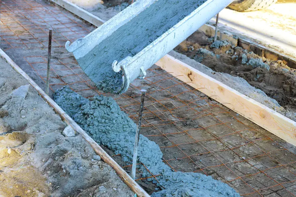 installing concrete sidewalk
